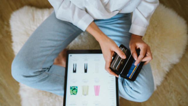 woman online shopping 